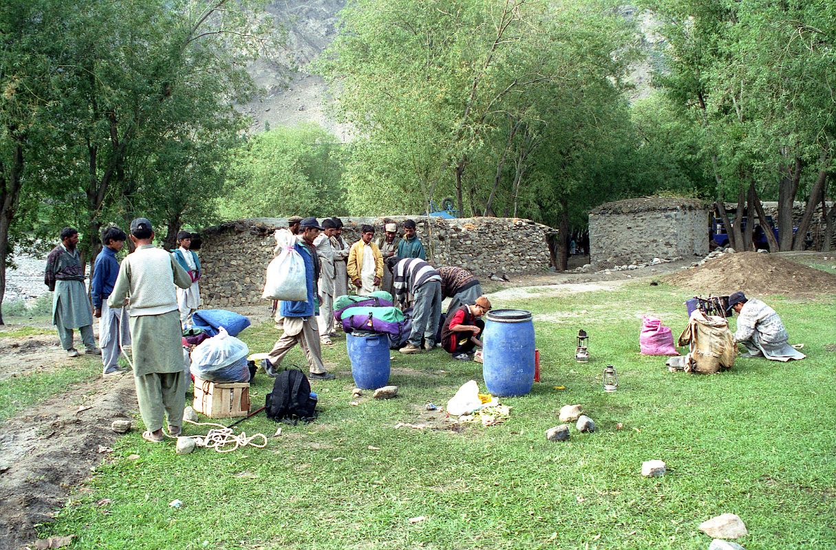 13 Preparing The Loads At Thongol